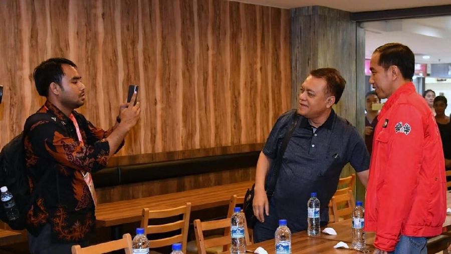 Jokowi dan rombongan tiba di Orchard Road sekitar pukul 15.30 waktu setempat. Sejumlah WNI di lokasi itu langsung menyambut Jokowi.