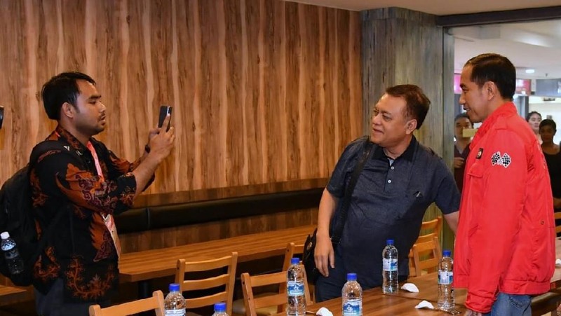 Jokowi dan rombongan tiba di Orchard Road sekitar pukul 15.30 waktu setempat. Sejumlah WNI di lokasi itu langsung menyambut Jokowi.
