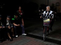 Kakek Tua Ini Miliki 15 Smartphone untuk Mencari Pokemon