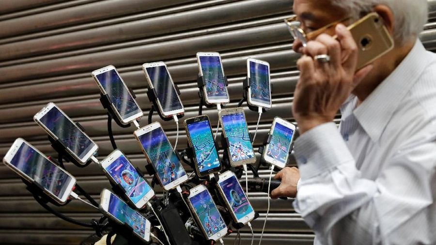 ia menghabiskan sekitar $ 300 atau sekitar Rp 4.440.000 per bulan untuk mata uang virtual yang digunakan selama permainan.