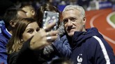Sebelum menjalani latihan ringan pelatih Didier Deschamps mengizinkan para pemainnya untuk bertemu penggemar yang sudah menunggu di Clairefontaine. (REUTERS/Benoit Tessier)
