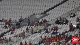 Hanya 15 ribu tiket yang laku terjual dari 65 ribu tiket yang dijual PSSI. Di saat yang bersamaan di dunia maya ramai tanda pagar 'Kosongkan GBK' sebagai bentuk protes terhadap PSSI yang dinilai tak cakap mengurus Timnas Indonesia. (CNN Indonesia/Adhi Wicaksono)