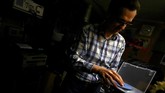 Dalam perjalanannya, Nitsch-Fitz pemilik bioskop ini menggunakan pemutar DVD dan blu-ray lantaran pendapatannya tidak mencukupi untuk memperbarui peralatan inventaris bioskop. (REUTERS/Lisi Niesner)