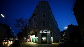 Proyeksionis Wolfgang meninggalkan Bioskop Breitenseer Lichtspiele di malam hari, 18 Oktober 2018. (REUTERS/Lisi Niesner)