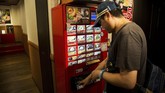 Tak hanya karaoke saja, toko-toko yang menjual bahan makanan pun menjual paket untuk mereka yang menikmati kesendiriannya.