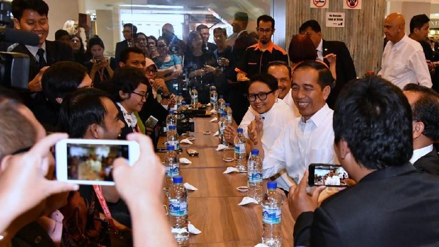 Jokowi dan rombongan tiba di Orchard Road sekitar pukul 15.30 waktu setempat. Sejumlah WNI di lokasi itu langsung menyambut Jokowi.