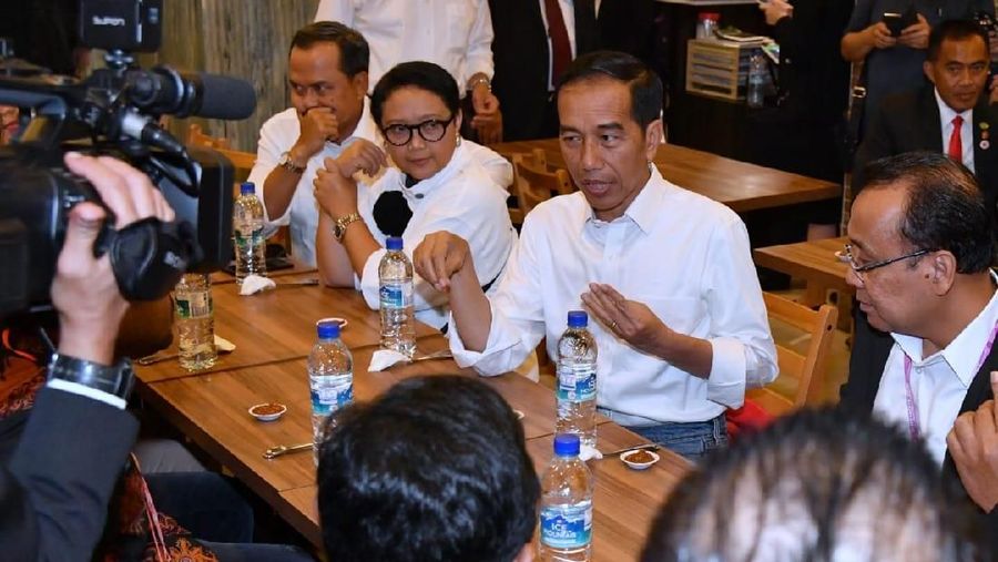 Jokowi dan rombongan tiba di Orchard Road sekitar pukul 15.30 waktu setempat. Sejumlah WNI di lokasi itu langsung menyambut Jokowi.