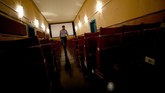 Wolfgang mengecek kondisi bioskop sebelum ditutup untuk hari itu. Dua tahun lagi, pengelolaan Breitenseer Lichtspiele akan diserahkan kepada keponakan sang pemilik. (REUTERS/Lisi Niesner)
