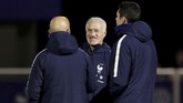 Pelatih timnas Perancis Didier Deschamps terlihat berbicara dengan asisten pelatih Guy Stephan dan pelatih kiper Franck Raviot. (REUTERS/Benoit Tessier)