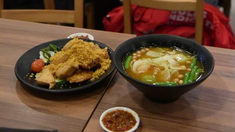 Presiden RI Joko Widodo makan bareng TKI di Singapura, Selasa (13/11/2018). (Biro Setpres RI)