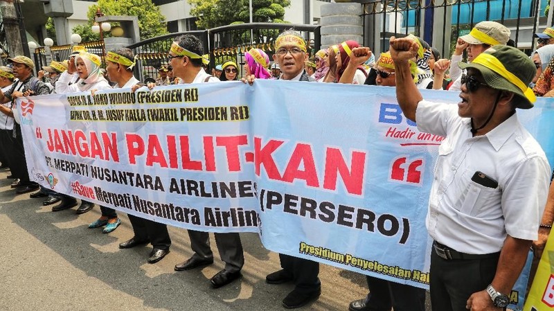Dalam aksinya, mereka meminta maskapai Merpati Airlines kembali dihidupkan.