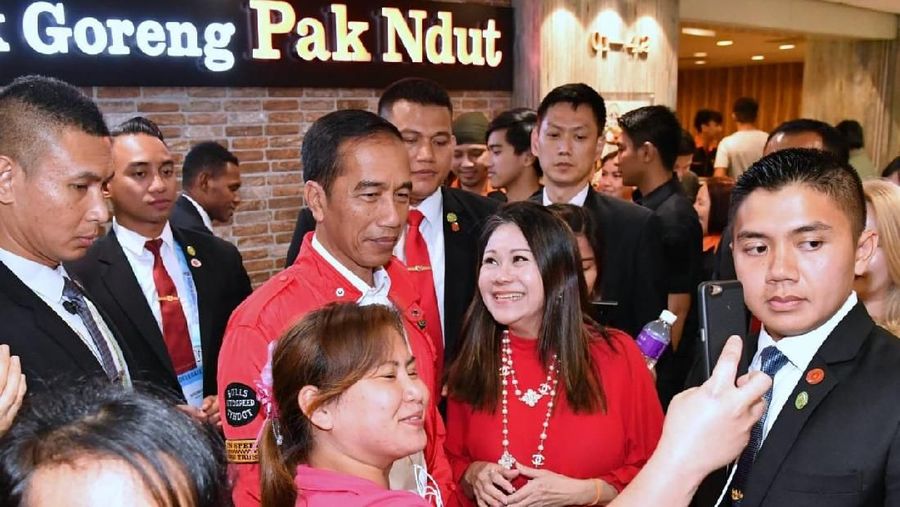 Jokowi dan rombongan tiba di Orchard Road sekitar pukul 15.30 waktu setempat. Sejumlah WNI di lokasi itu langsung menyambut Jokowi.