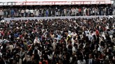 Penggemar memenuhi pelataran lokasi konser untuk mendapatkan merchandise resmi BTS. (REUTERS/Kim Kyung-Hoon)