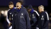 Bintang muda timnas Perancis Kylian Mbappe berteriak saat menjalani latihan di Clairefontaine. Mbappe akan jadi andalan Les Bleus saat melawan Belanda dan Uruguay. (REUTERS/Benoit Tessier)