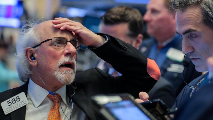 Traders work on the floor at the New York Stock Exchange (NYSE) in New York City, U.S., November 12, 2018. REUTERS/Brendan McDermid