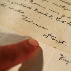 Surat Tulisan Tangan Orang Ini Terjual Rp 17,2 M