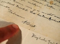 Wow! Surat Tulisan Tangan Buat 'Perang' hingga Laku Rp 17 M