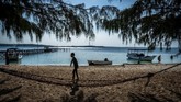 Wisatawan beraktivitas di kawasan Pulau Cilik, Karimunjawa, Jepara, Jawa Tengah. Selain Raja Ampat, Karimunjawa juga menawarkan eksotisme wisata bahari yang tak kalah menarik di Indonesia.