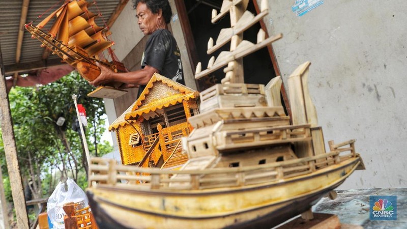 Miniatur yang terbuat dari kayu dan telah dipasarkan ke berbagai daerah di Indonesia itu dijual dengan kisaran harga Rp200.000 sampai Rp700.000.