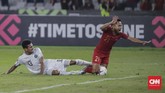 Gumairo Augusto Fernandes Da Silva Moreira melanggar Andik Vermansah di kotak penalti sehingga membuat wasit Aziz Asimov meniup peluit dan menunjuk titik putih. (CNN Indonesia/Adhi Wicaksono)