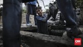 BMKG memprediksi puncak musim hujan terjadi awal tahun 2019, Januari-Februari. Akhir tahun 2018 adalah musim pancaroba menjelang puncak hujan. Beberapa daerah Indonesia saat ini telah mengalami banjir. (CNN Indonesia/ Hesti Rika)