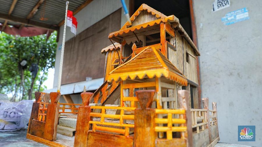 Miniatur yang terbuat dari kayu dan telah dipasarkan ke berbagai daerah di Indonesia itu dijual dengan kisaran harga Rp200.000 sampai Rp700.000.