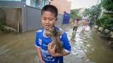 Seorang anak menyelamatkan anak kucing saat banjir yang melanda Kampung Bojong Asih, Dayeuhkolot, Kabupaten Bandung, Senin (12/11/2018). ANTARA FOTO/Raisan Al Farisi/pras.