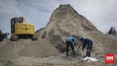 Petugas Suku Dinas Sumber Daya Air (Sudin SDA) Jakarta Utara menyiapkan karung berisi pasir di kawasan Ancol, Pademangan, Jakarta (14/11). (CNN Indonesia/ Hesti Rika)