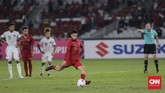 Stefano Lilipaly yang masuk menggantikan Septian David Maulana mencetak gol kedua Indonesia setelah sukses menjadi algojo tendangan penalti. (CNN Indonesia/Adhi Wicaksono)