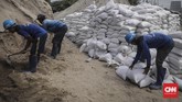 Sudin Tata Air Jakarta Utara menyiapkan total 11 ribu karung pasir untuk mengatasi banjir dan penanggulangan tanggul jebol di Jakarta Utara. (CNN Indonesia/ Hesti Rika)