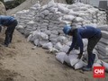 DKI Tumpuk 11 Ribu Karung Pasir Atasi Tanggul Jebol di Jakut