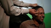 Kini, terapi sengat lebah Abulhassan kedapatan sekitar lima pasien setiap bulannya. Dalam satu sesi khusus, dia bakal menggunakan enam lebah yang 'ditugaskan' untuk menyengat pasien di berbagai bagian tubuh. (REUTERS/Amr Abdallah Dalsh)