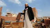Seorang pria di Kairo, Omar Abulhassan, membuka terapi sengatan lebah untuk menyembuhkan beberapa jenis penyakit. (REUTERS/Amr Abdallah Dalsh)