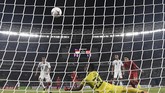 Kegagalan kiper Fagio Augusto Da Silva Pereira menghalau bola sepakan Alfath Fathier berbuah gol pertama Indonesia ke gawang Timor Leste. (ANTARA FOTO/Sigid Kurniawan/ama)