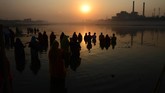 Chhath Puja adalah sebuah festival yang didedikasikan kepada Dewa Matahari dan istrinya Dewi Usha. (Photo by SAM PANTHAKY / AF / AFP)