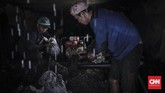 Petugas Suku Dinas Sumber Daya Air (Sudin SDA) Jakarta Utara membersihkan saluran gorong2 di kawasan jalan Yos sudarso, Sunter Jakarta Utara (14/11). (CNN Indonesia/ Hesti Rika)