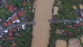 Jembatan Pasanggrahan atau jembatan Pansel Jabar yang ambruk diterjang arus sungai akibat banjir bandang di Desa Cipatujah, Kabupaten Tasikmalaya, Jawa Barat, Kamis (8/11). ANTARA FOTO/Adeng Bustomi