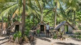 Penginapan berkonsep ramah lingkungan, Bunga Jabe, di tepi pantai Desa Kemujan. Untuk menuju Karimunjawa wisatawan dapat menggunakan kapal express dari Semarang dan Jepara. Dari Pelabuhan Tanjung Emas, Semarang, kapal Kartini I berangkat setiap Sabtu dan kembali dari Karimunjawa setiap Minggu dengan lama penyeberangan 2-3 jam.