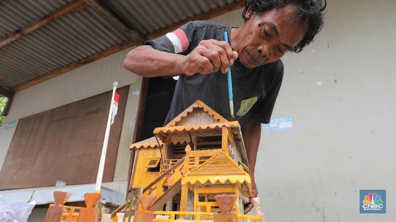 Miniatur yang terbuat dari kayu dan telah dipasarkan ke berbagai daerah di Indonesia itu dijual dengan kisaran harga Rp200.000 sampai Rp700.000.