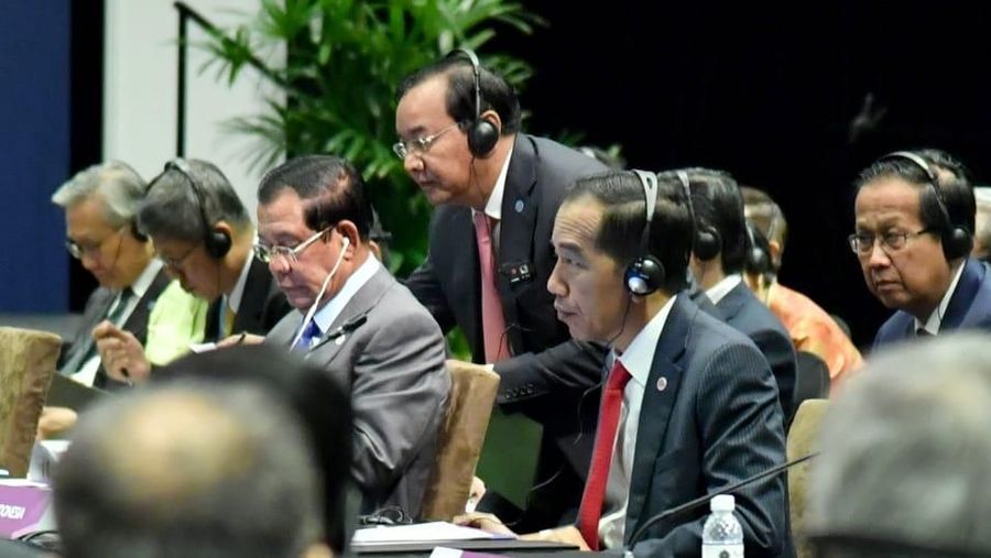 Presiden Republik Indonesia Joko Widodo (Jokowi) bertemu Presiden Rusia Vladimir Putin.