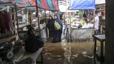 Sejumlah pedagang beraktifitas di lapak dagangnya yang terendam banjir dikawasan Sekip Bendung, Palembang, Sumatera Selatan, Selasa (13/11/2018). ANTARA FOTO/Nova Wahyudi/pd.