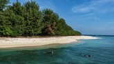 Wisatawan melakukan aktivitas selam permukaan di sekitar Pulau Cilik, Karimunjawa, Jepara, Jawa Tengah. Selain melalui kapal laut, Karimunjawa dapat dituju via pesawat dari Semarang. Untuk menginap pun sudah tak masalah karena banyak hotel, resort dan homestay.
