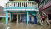 Seorang warga duduk di tangga rumahnya saat banjir yang melanda Kampung Bojong Asih, Dayeuhkolot, Kabupaten Bandung, Senin (12/11/2018). Banjir hingga 1,5 meter tersebut disebabkan oleh luapan Sungai Citarum serta intensitas hujan yang tinggi beberapa hari terakhir di wilayah Kabupaten Bandung. ANTARA FOTO/Raisan Al Farisi/pras.