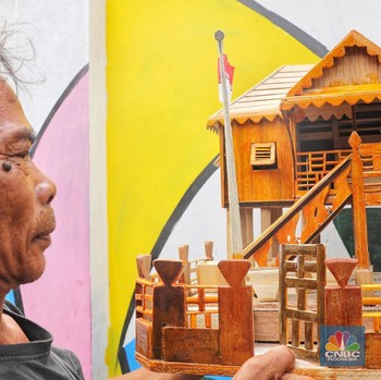 Pak Encim, Pembuat Miniatur Rumah Si Pitung dari Limbah Kayu