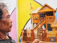 Pak Encim, Pembuat Miniatur Rumah Si Pitung dari Limbah Kayu