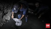 Sisa genangan air banjir biasanya dibersihkan petugas menggunakan pompa, sementara saluran air dikeruk untuk memperlancar arus pembuangan. (CNN Indonesia/ Hesti Rika)