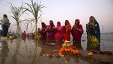 Chhath Puja dirayakan pada hari keenam di bulan Kartik menurut kalender Hindu. Tahun ini, festival tersebut diperingati mulai Selasa (13/11) malam sampai Rabu (14/11) pagi. (REUTERS/Amit Dave)