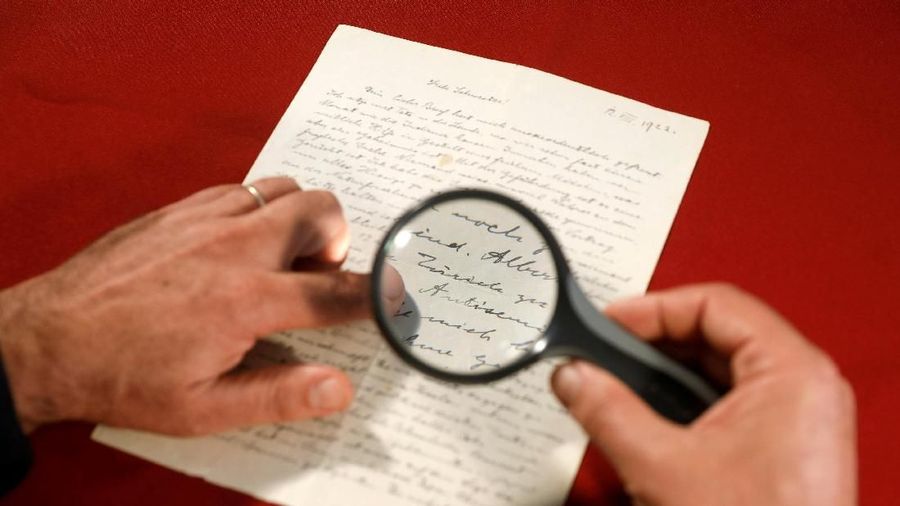 Surat Albert Einstein ini dibuat tahun 1954 kepada filsuf Eric Gutkind soal keyakinannya akan Tuhan.