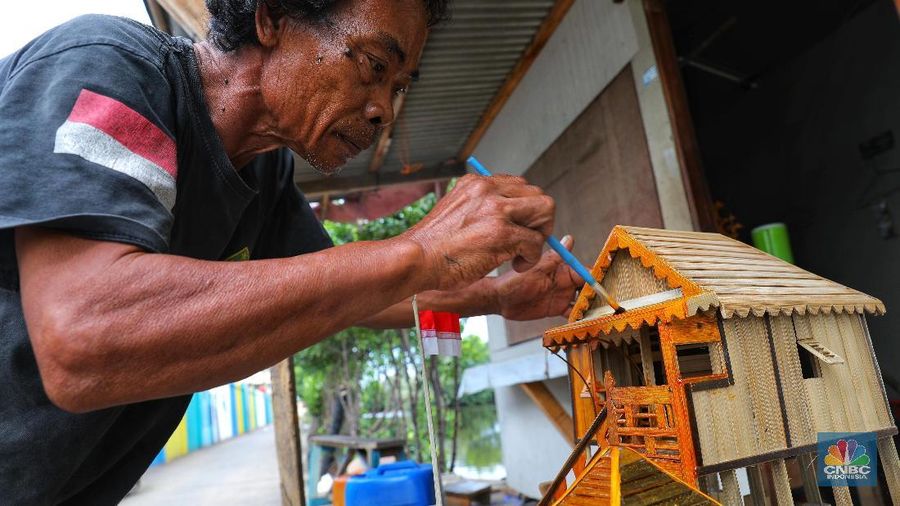 Miniatur yang terbuat dari kayu dan telah dipasarkan ke berbagai daerah di Indonesia itu dijual dengan kisaran harga Rp200.000 sampai Rp700.000.