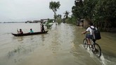 Siswa sekolah melintasi genangan air akibat banjir di Desa Kedungbenda, Nusawungu, Cilacap, Jateng, Selasa (13/11/2018). ANTARA FOTO/Idhad Zakaria/pras.